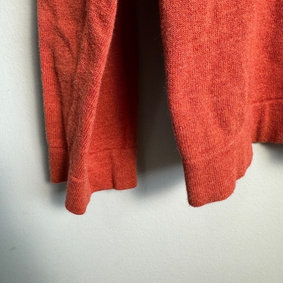 Banana Republic Factory Men's Burnt Orange Long Sleeve Knit V-Neck Sweater Large - Picture 2 of 11